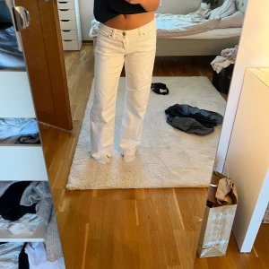 Vita raka jeans från ONLY - Säljer ett par vita jeans från ONLY som är low waist och WIDE❤️använda 1 gång! Köpte för 499kr
