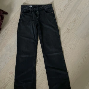 Svarta/mörk gråa jeans från Zara  - Snygga mörka jeans som har en rak/vid modell. Storlek 36 och bra i längden 