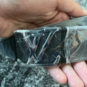 Svart bälte med mönster - Helt ny bälte i svart med silver buckla. 110cm i storlek, kom dm för frågor👍🏼