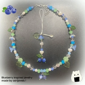 Blåbär halsband och nyckelring - !MÅSTE KONTAKTA INNAN DU TRYCKER PÅ KÖP NU! Priset är för båda, men det kan hända att de blir sålda på en annan app så snälla kontakta först🥹 går också att köpa enskild! Tar betalningar genom köp nu eller med Swish (frakten är 22kr med swish 💕) 