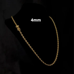 Cordell Halsband Äkta 14K Guldplätering 4mm - Exklusiv cordell länk i 14K guldplätering! Utrustad med ett exklusivt kistlås och stämpel 14K för en exklusiv känsla och look! Finns kvar i storlek 60cm. Vänligen kontakta mig innan köp angående vilken storlek ni ska ha, OBS foto ex är 55cm, vikt kan variera något från kedja till kedja samt pga längd.