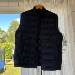 Marinblå väst - Marinblå täckväst från Zara i utmärkt skick. Om du vill köpa flera annonser så kommer vi överens om ett paketpris!