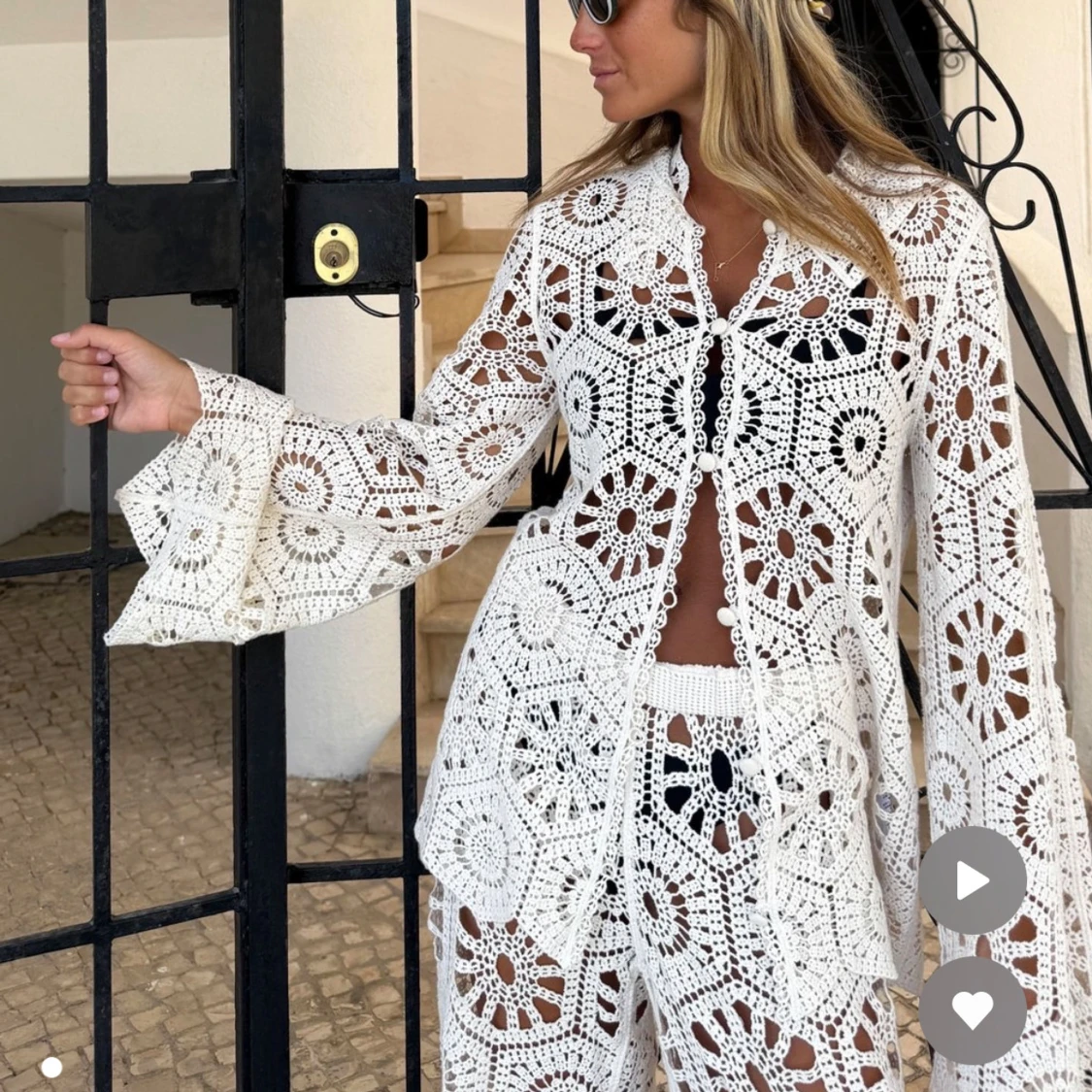 Vita virkade byxor med blommönster - 1