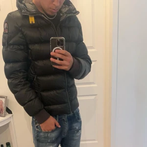 Parajumper Sheen Jacka - Kvitto finns från NK,  Storlek L passar dig från typ  180 upp till 190 nypris 6000! Hör av dig vid minsta lilla fundering😁🎉