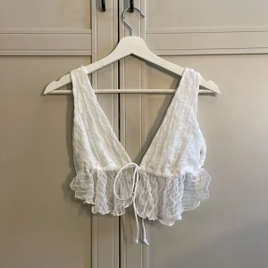 Vit topp - Vit topp från SHEIN i storlek Xs, aldrig använd