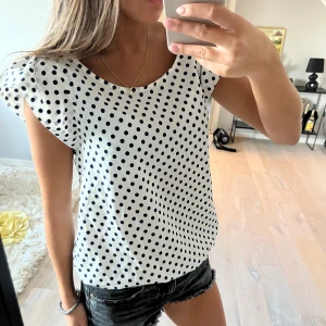 Vit prickig blus  - Söt blus, jättefint skick