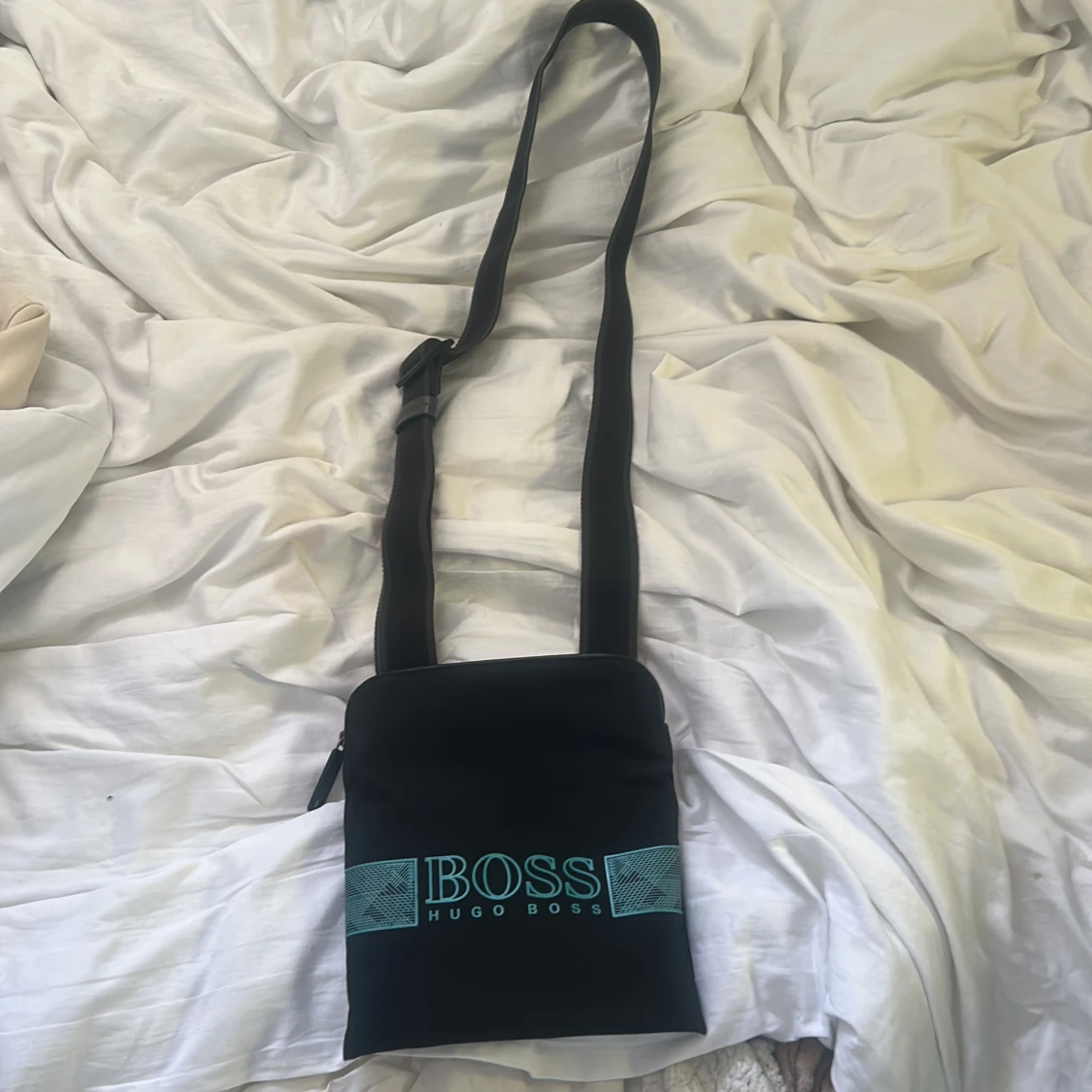 Svart axelväska från Hugo Boss - 3