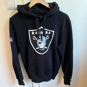 Raiders hoodie - Säljer en hoodie från New Era med NFL laget Raiders. Den är i mycket bra skick utan defekter.
