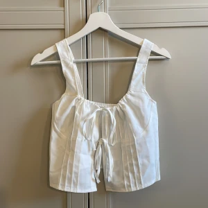 Vit topp - Vit topp i storlek xs från SHEIN, aldrig använd