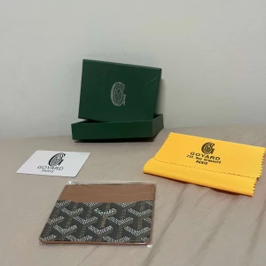 Plånbok - Stilren plånbok i brunt & svart