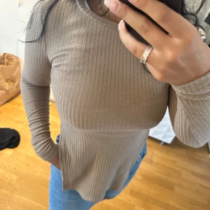 Beige topp - Säljer nu denna fina långärmade topp med slits på sidorna. Tveka inte på att höra av dig om intresse finns💖