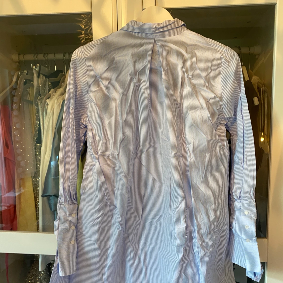 Blårandig skjortklänning med knyt vid ärmar - 1