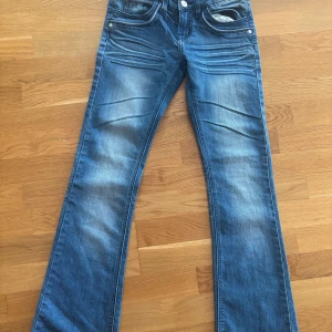 Blå bootcut jeans med stjärndetalj - Super coola jeans från Label X Denim Ladies. Säljer pågrund av att dom är lite försmå för mig. (Pris kan diskuteras!)