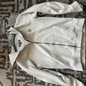 Grå hoodie från Lyle & Scott  - Snygg grå hoodie från Lyle & Scott Junior