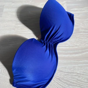 Bikini från Victoria's Secret - Snygg axelbandslös bikiniöverdel från Victoria's Secret i intensiv blå färg. Modellen har lite vadderade kupor, med ett material som  är mjukt och stretchigt. Bikinin har inga defekter! Tryck gärna på köp nu✨❣️