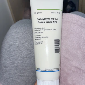 Salicylsyra 10% Essex kräm APL, 200g - Stor tub med Salicylsyra 10% i Essex kräm från APL, perfekt för exfoliering och hudvård. Salicylsyra hjälper till att rengöra porer och motverka orenheter.