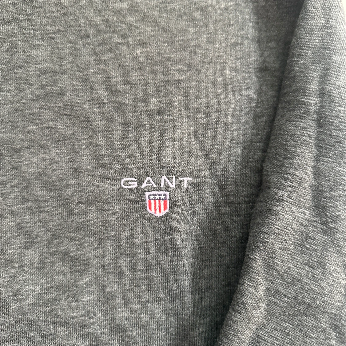 Mörkgrå sweatshirt från GANT - 1