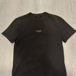 Axel Arigato T-Shirt - Svart T-Shirt från Arigato. Använd men fortfarande i bra skick. Vill du diskutera pris eller någon annan fråga? Tveka inte på att skriva 🙏