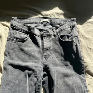 Grå utsvängda jeans - Snygga grå utsvängda jeans. Jeansen har en cool tvättad look och normal midja. Perfekta för dig som gillar en avslappnad men stilren stil. Materialet är mjukt denim som sitter skönt hela dagen.