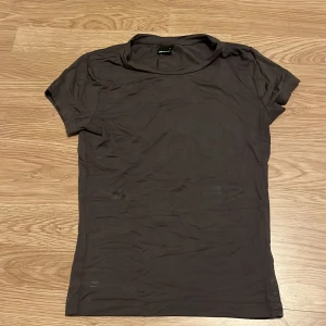 Brun soft touch t-shirt från Gina Tricot - Brun t-shirt från Gina Tricot i storlek S från deras soft touch kollektion. Modellen är klassisk med rund hals och korta ärmar samt i ett mjukare material🩷Endast deofläckar på som går bort i tvätten