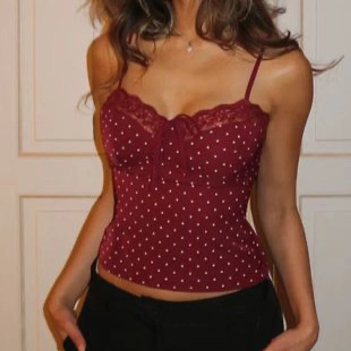 Vinröd prickig spetstopp