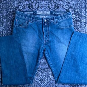 Blå jeans från Jacob Cohen 688 - Blå jeans från Jacob Cohën modellen 688 limited (bard). Storlek 36 men jag skulle säga att de passar w31,5-33,5. I otroligt skick förutom en liten lagningen  (se första bilden). Limited edition 356 av 651. Hör av dig vid frågor, prisförslag eller annat!