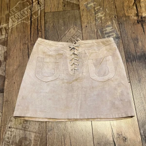 Minikjol🤍🤍 - Beige minikjol med snörning