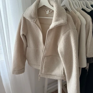 Teddy jacka  - Säljer denna super fina och sköna teddy jackan från H&M!💞Passar perfekt till hösten🫶🏻