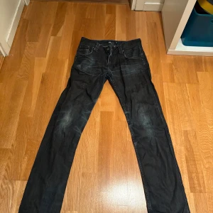 Svarta Lab Industries jeans straight fit - Snygga svarta jeans från Lab Industries med diskreta slitningar och klassisk femficksmodell. Jeansen har rak passform och är tillverkade i slitstarkt bomullstyg. Perfekta för dig som gillar en enkel och stilren look.