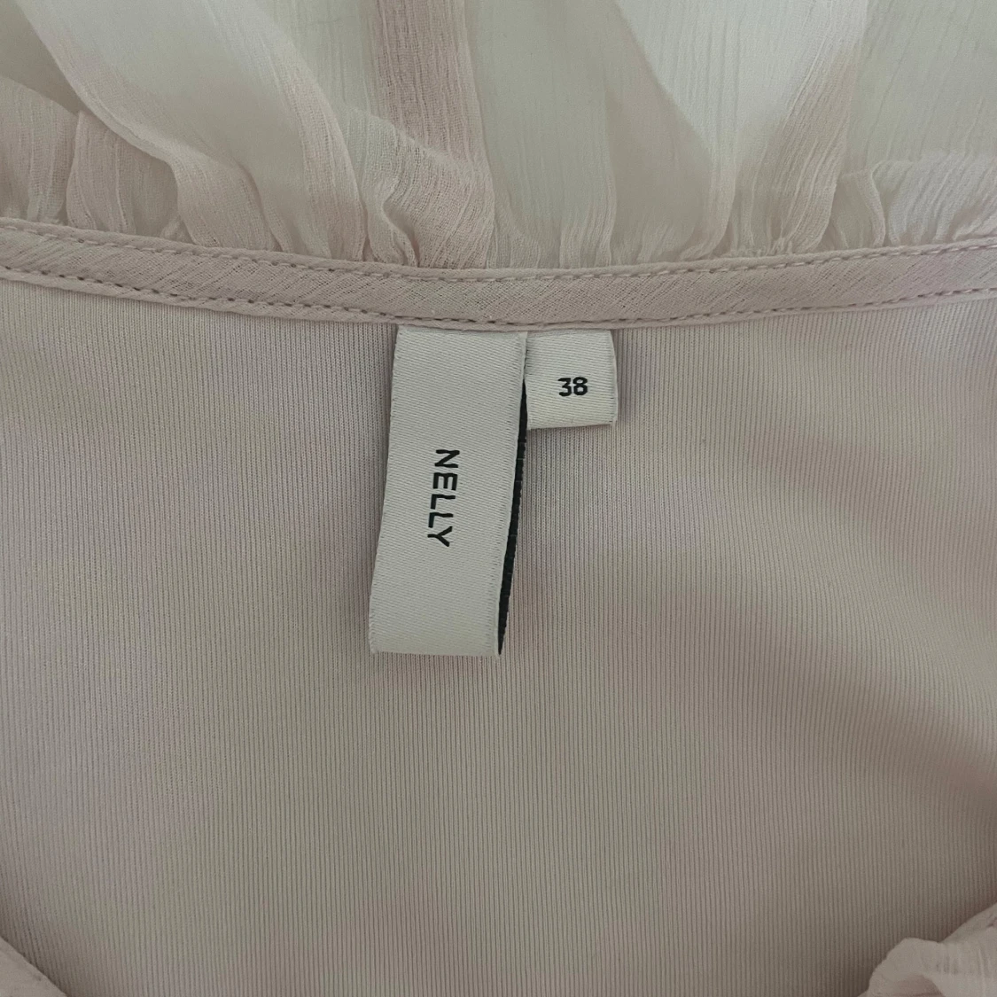 Ljusrosa volangblus från Nelly - 1