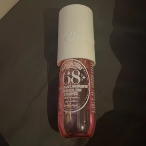 Sol de Janeiro Brazilian Crush 68 - Parfymmist Brazilian Crush Cheirosa 68 från Sol de Janeiro med doft av brasiliansk jasmin och rosa drakfrukt. Använd fåtal gånger, ny.