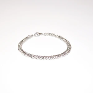 Kedjearmband - 6mm Silver  - Mycket fint och elegant kedjearmband från Montore. Tillverkat i 316L rostfritt stål för att tåla svett/dusch och bad. 6mm tjock och finns i längd 17/19 samt 21cm. Vid några fler frågor så är det bara att höra av dig!🙌