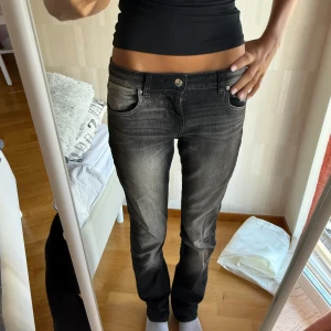 Svarta jeans från Bershka, storlek 34 - Säljer ett par svarta jeans från Bershka i storlek 34. Lågmidjade raka jeans. Köpta utomlands för ca 1,5 år sedan. Bra i längd på mig som är 173,5 cm! Skulle säga att de sitter som en 36 men passar även 34 (alltså något stora i storleken). Mycket bra skick!