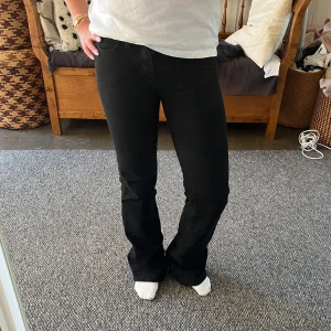 Svarta bootcut jeans  - Super snygga svarta botcut jeans från wranger! Sälejet då jag har för många jeans. Kontakta gärna mig om frågor! Pris kan diskuteras! Kontakta gärna mig kring frågor. Passar mig som har xs/s! nypris ca 800kr🥰❤️hittar ingen storlekslapp men skulle gissa på xs!