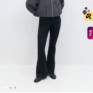 Svarta bootcut jeans från Perfect Jeans - Snygga svarta jeans från gina tricot i bootcut-modell med klassisk femficksdesign och dragkedja. Jeansen har en lägre midja och är tillverkade i mjukt denimtyg som sitter skönt. 