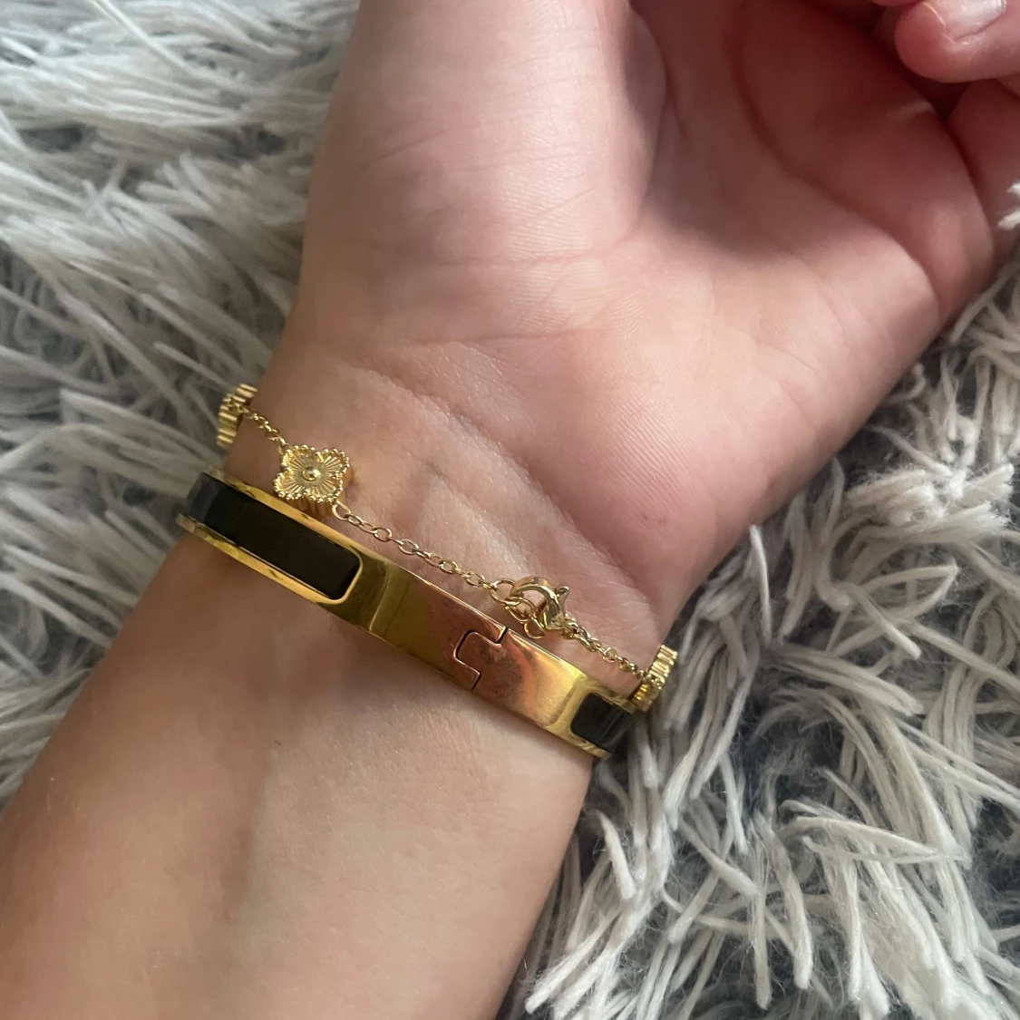 Guldarmband med svart detalj & blommor - 1