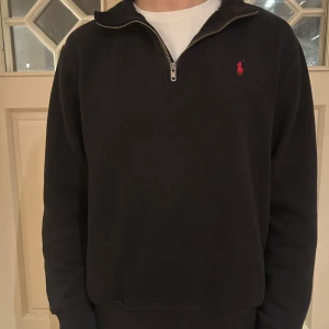 Ralph Lauren tröja - Tja! Säljer nu min fina Ralph Lauren Quarter Zip. Passar till de mesta outfitsen och sammanhang. Fint skick, inga skavanker eller defekter som jag är medveten om. Denna modellen kommer även med fickor vilket är väldigt händigt! Skriv om frågor! 