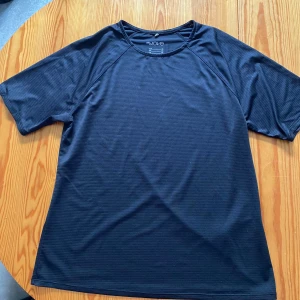 Svart tränings-tshirt H&M Move XS - Svart tränings t-shirt från H&M Move! 