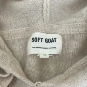 Soft goat stickad cashmere hoodie - Super fin och skön stickad hoodie i 100% cashmere från soft goat! 🌟