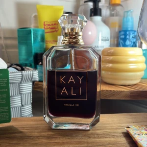 Kayali Vanilla | 28 Eau de Parfum - Kayali i doften Vanilla | 28.100ml se bild för mängd💖köpt för 1429kr på SEPHORA,kartong finns till 