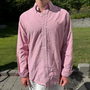 Rosa Ralph Lauren skjorta - Rosa Ralph lauren skjorta || Storlek S (Custom Fit) || Skjortan är i mycket bra skick || Mitt pris 599kr || modellen på bilden är 170cm och väger 63kg || Tveka inte på att höra av dig vid frågor eller funderingar 