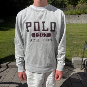 Grå Ralph Lauren Sweatshirt  - Grå Ralph lauren sweatshirt || Storlek M || Tröjan är i bra skick || Mitt pris 599kr || Modellen på bilden är 170cm och väger 62kg || Tveka inte på att höra av dig vid frågor eller funderingar 