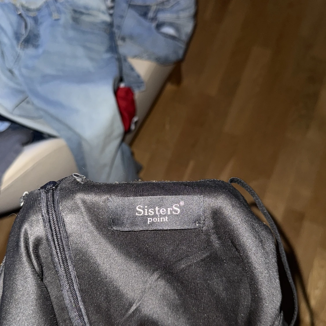 Glittrig guldklänning  - 2