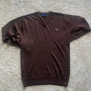 Brun v-ringad tröja från Fred Perry - M storlek 