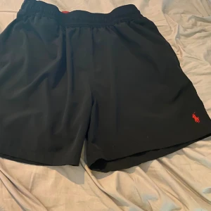 Ralph Lauren badbyxor - Ralph Lauren badshorts, mörkblå, små i strl, närmare M än L. 