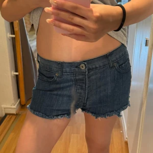 Low waist shorts  - Lowaist shorts som är knappast använda då de inte är riktigt är min stil! 🙌💓 inga defekter, vid snabb försäljning kan priset diskuteras ☺️ använd helst köp nu. 