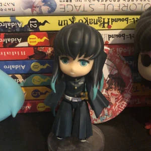 Tokito Muichiro figur  - original pris 500 || Han har bara suttit vid min collection is 3 år så han är bara lite dammig || alla delar är med inklusive lådan där han också har ett par andra armar man kan byta ut mot || kontakta innan du köper || kontakta för mer bilder 
