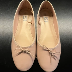  ballerinaskor med rosett - Säljer mina ballerina skor då jag inte använder dom längre 