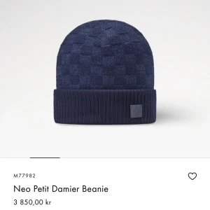 Louis Vuitton blå Damier mössa - Marinblå Louis Vuitton mössa. Köpt i LV butiken i Stockholm. Skick 8/10, kvitto finns! Pris kan diskuteras vid snabb affär.