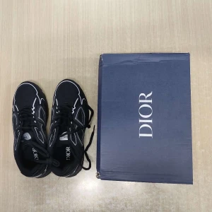 Dior B30 - O använt skor. Jag säljer dem för jag fick 2 lika skor på min födelsedag. Snygga och bra kvalitet